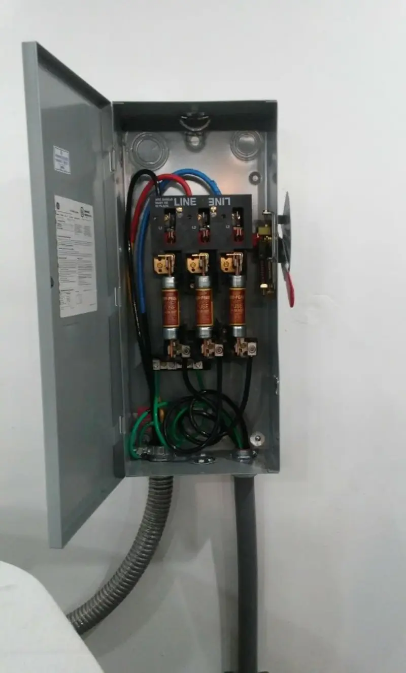 Three-phase disconnect switch installed for Smoke Detector Installation in Versailles